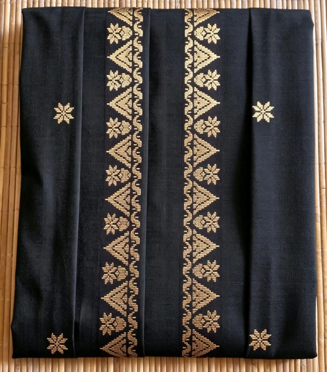 Kain tenun tradisional motif pucuk rebung
